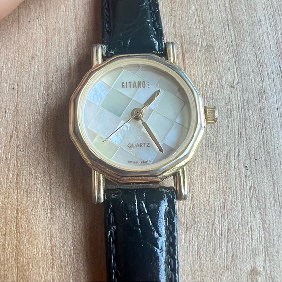 Gitano ladies Mother of pearl dial gold tone dress watch NEW BATTERY - Picture 1 of 6